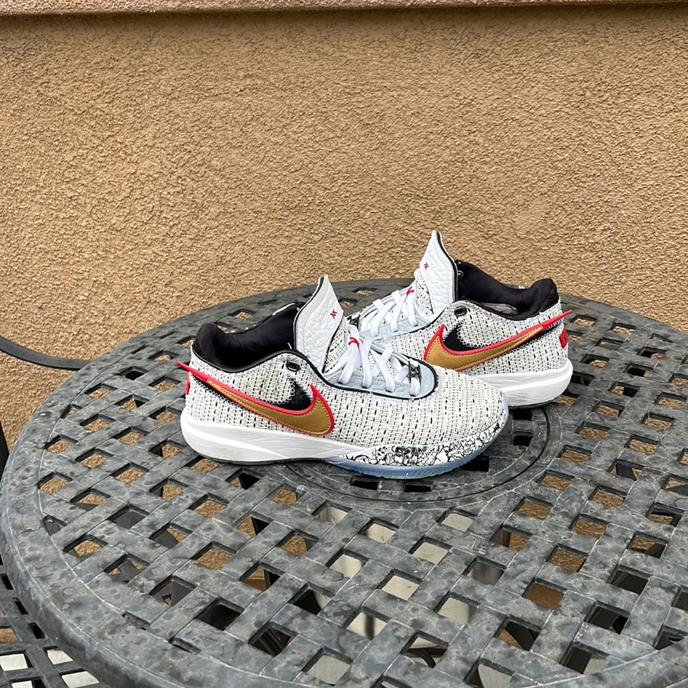 NIKE LEBRON XX size 6.5